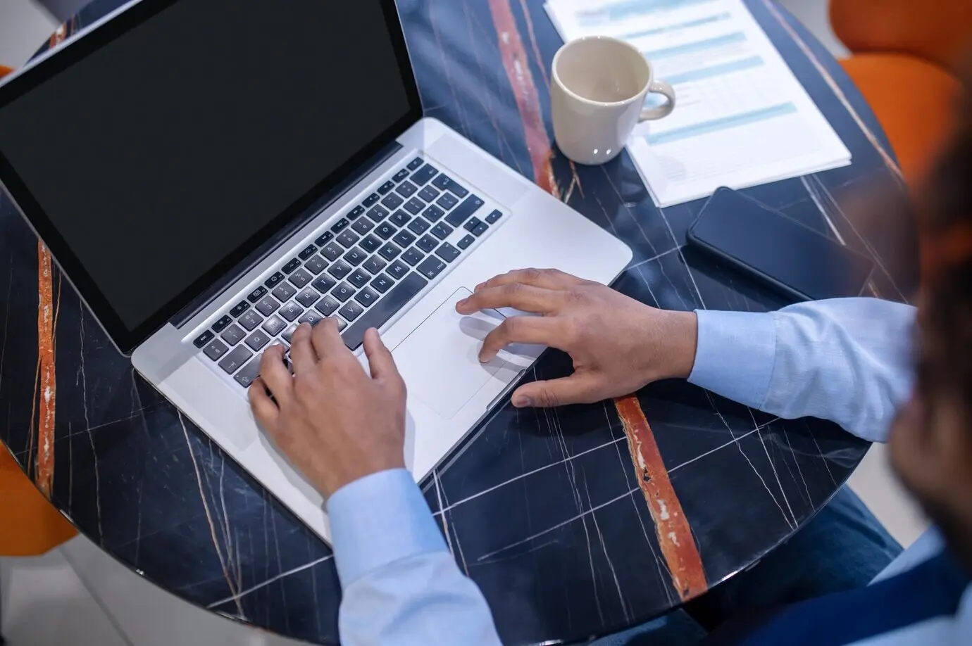 Крупный план рук мужчины на клавиатуре