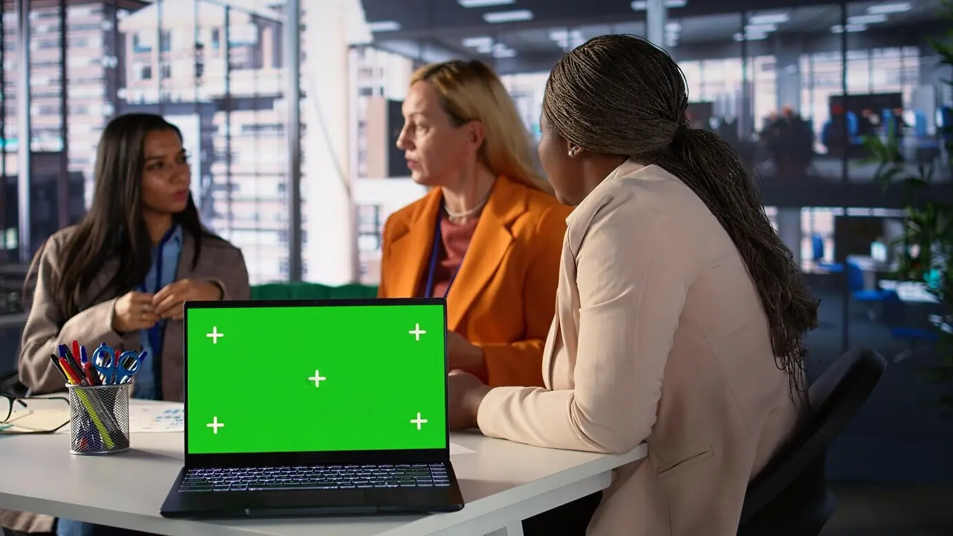 Группа коллег обменивается идеями, чтобы добиться выдающихся результатов в отрасли, где преобладают мужчины.