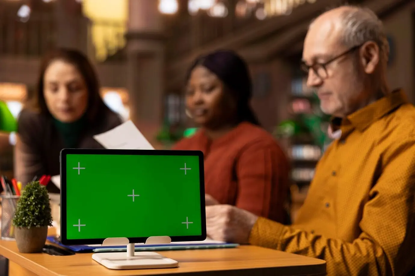 Команда спокойных и уравновешенных зрелых людей, обучающихся рядом со свободным местом для текста.