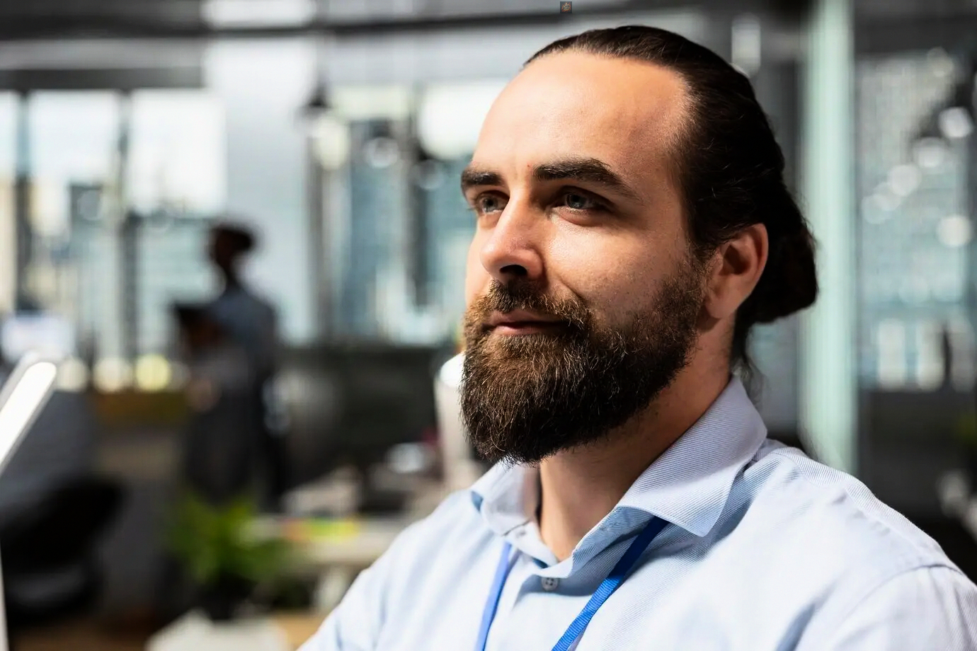 Equipo directivo revisando KPIs de consultoría B2B y eficiencia operativa